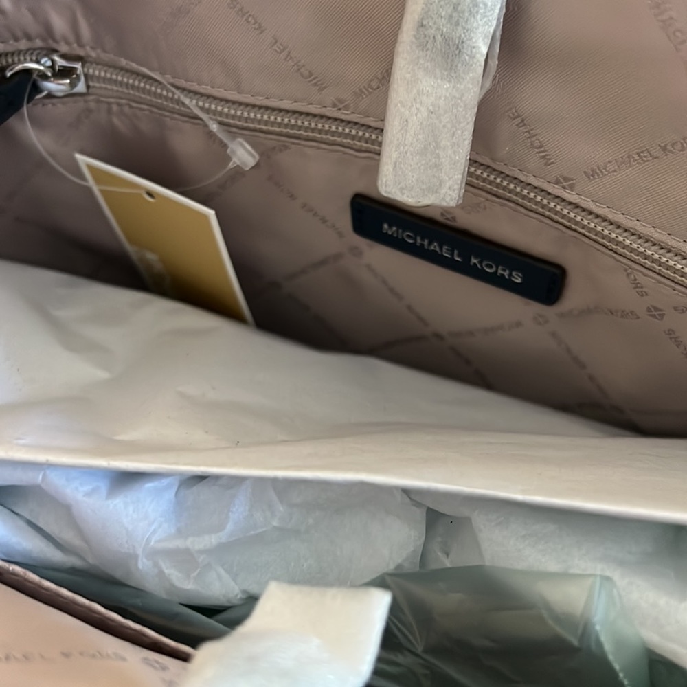 Mom ♥️…Michael Kors 100% original with tags. Never used. Gorgeous leather. - Picture 8 of 10